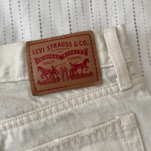 Levi’s White Denim Shorts - Picture 3 of 4